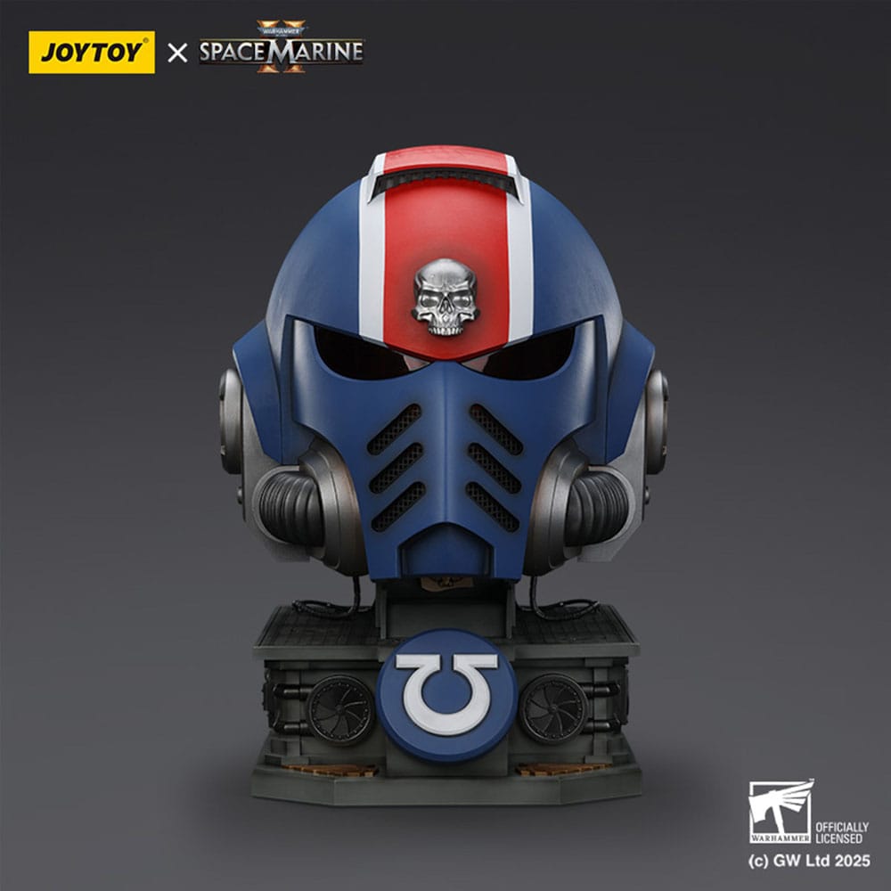 Joy Toy - Warhammer 40,000: Space Marine 2 - Replica Ultramarines Lieutenant Titus Helmet with Display Stand 44 cm