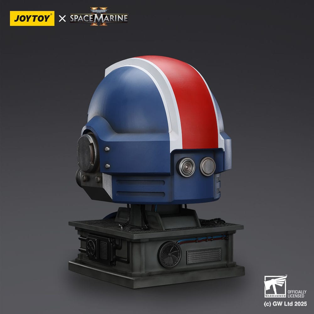 Joy Toy - Warhammer 40,000: Space Marine 2 - Replica Ultramarines Lieutenant Titus Helmet with Display Stand 44 cm